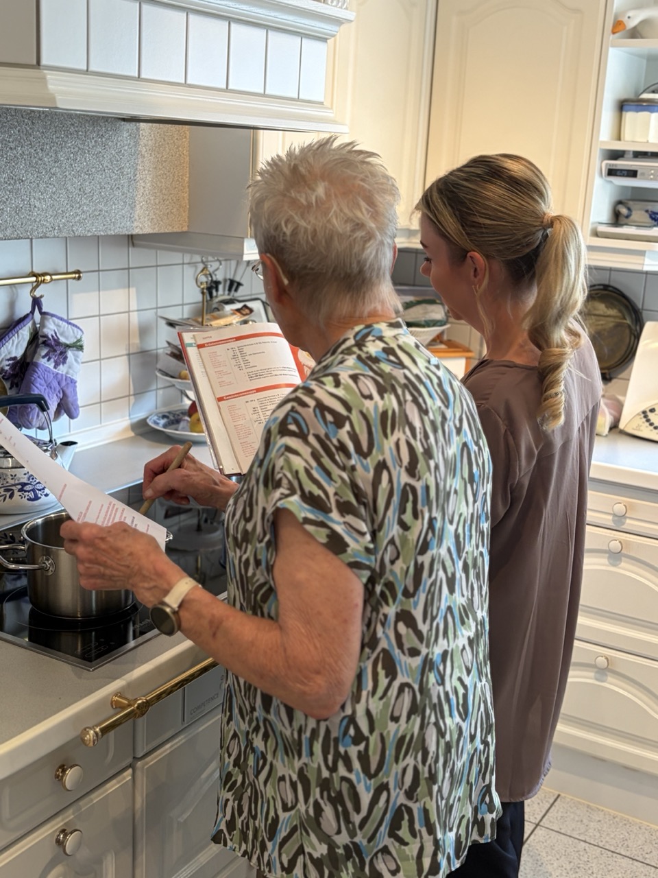 Alltagstraining beim Hausbesuch: Patientin und Therapeutin kochen gemeinsam in der eigenen Küche